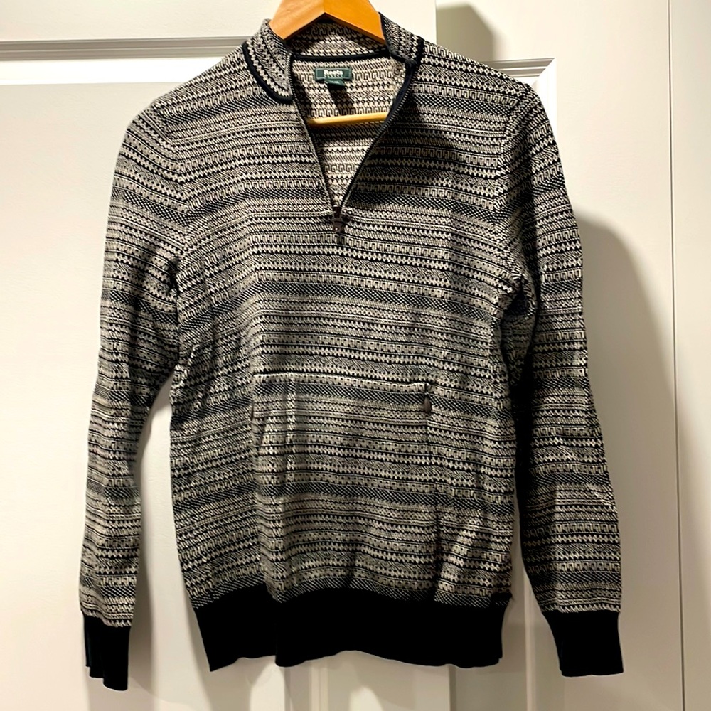 Super soft Roots sweater with zip neck and zipper kangaroo pocket